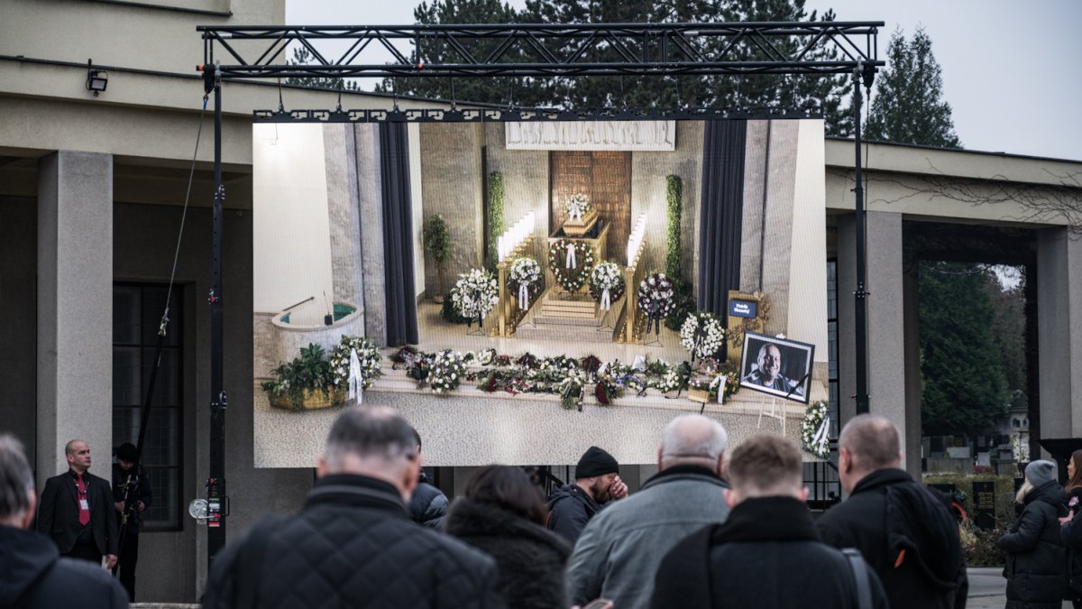 Blízcí a přátelé se rozloučili s moderátorem Patrikem Hezuckým. (12.12.2025)