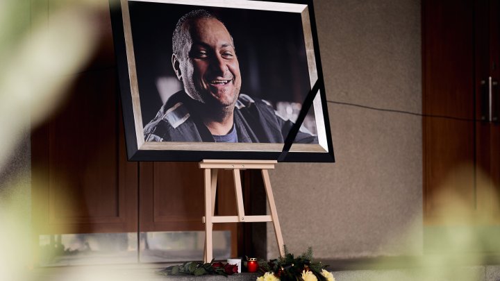 Blízcí a přátelé se rozloučili s moderátorem Patrikem Hezuckým. (12.12.2025)