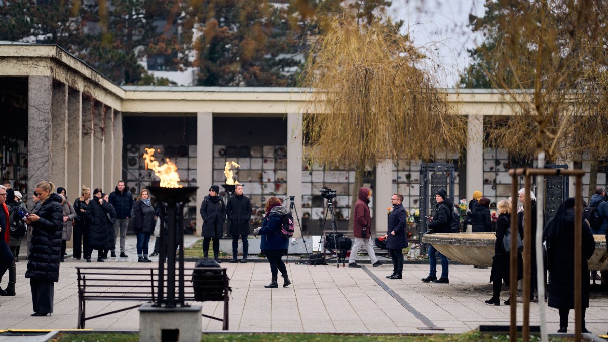 Blízcí a přátelé se rozloučili s moderátorem Patrikem Hezuckým. (12.12.2025)