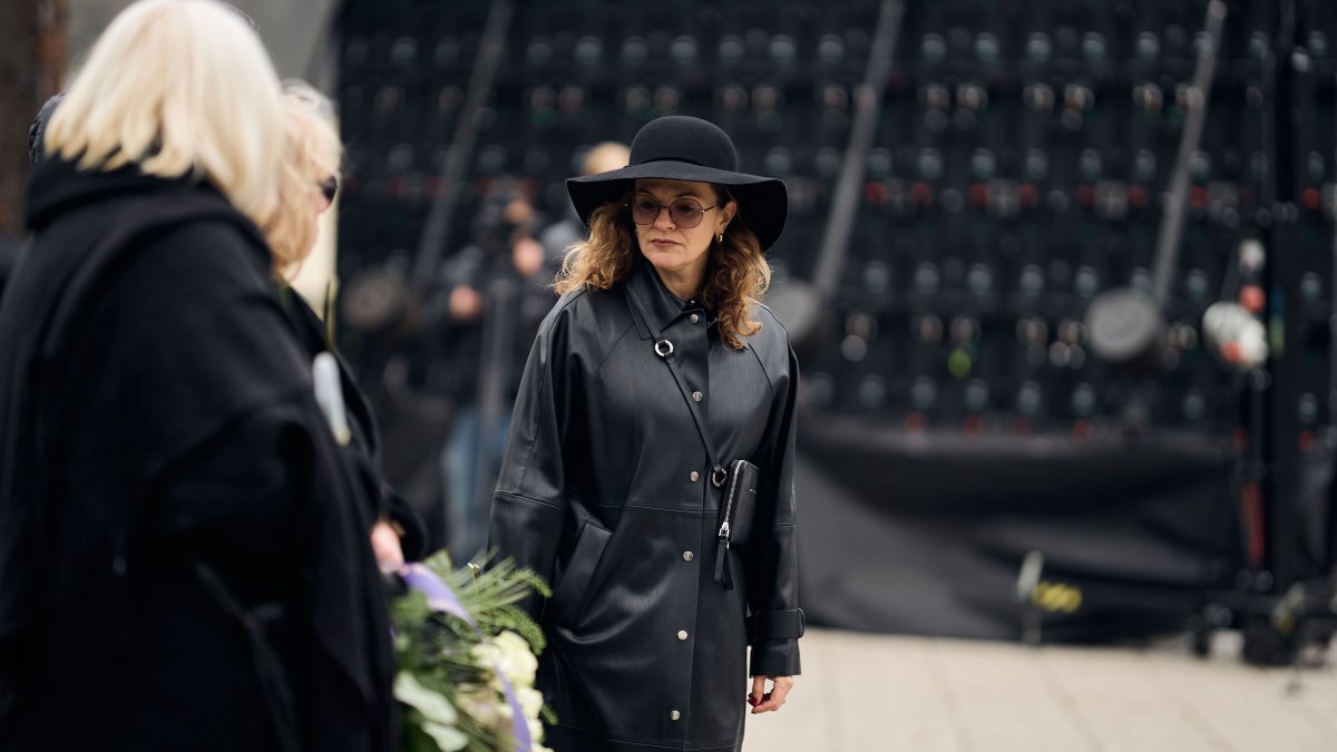 Blízcí a přátelé se rozloučili s moderátorem Patrikem Hezuckým. (12.12.2025)