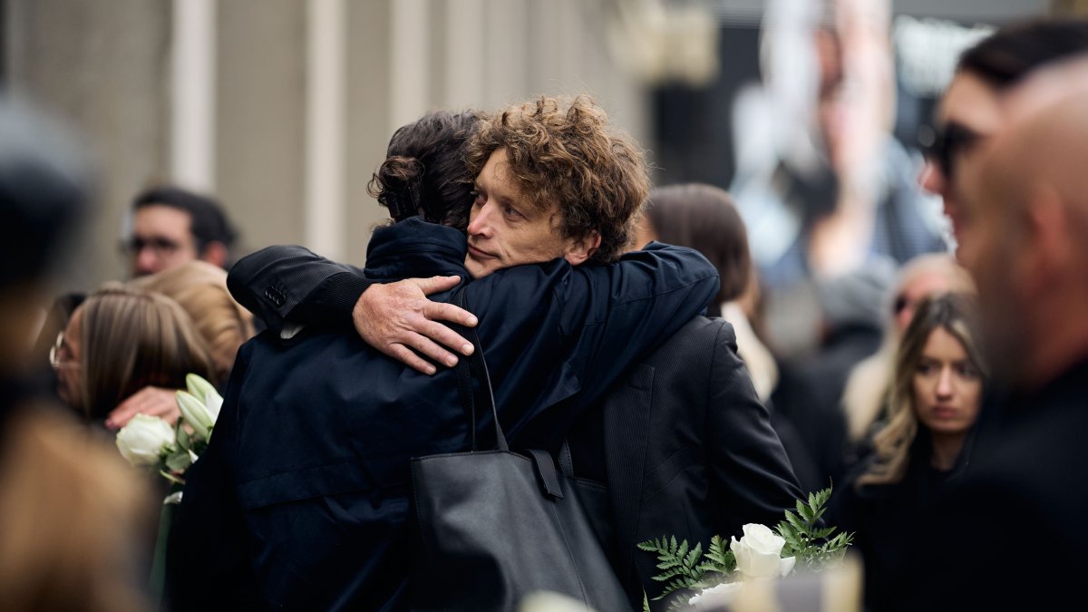 Blízcí a přátelé se rozloučili s moderátorem Patrikem Hezuckým. (12.12.2025)