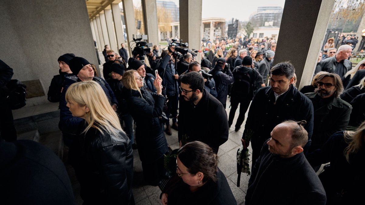 Blízcí a přátelé se rozloučili s moderátorem Patrikem Hezuckým. (12.12.2025)