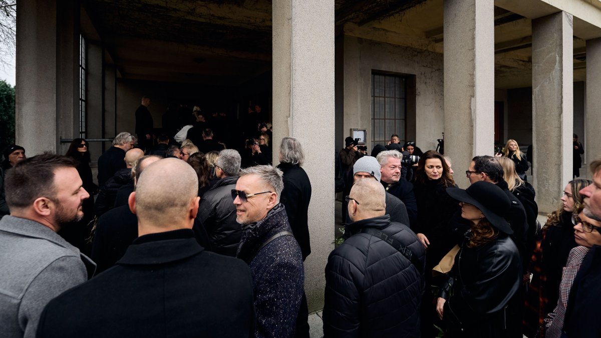 Blízcí a přátelé se rozloučili s moderátorem Patrikem Hezuckým. (12.12.2025)