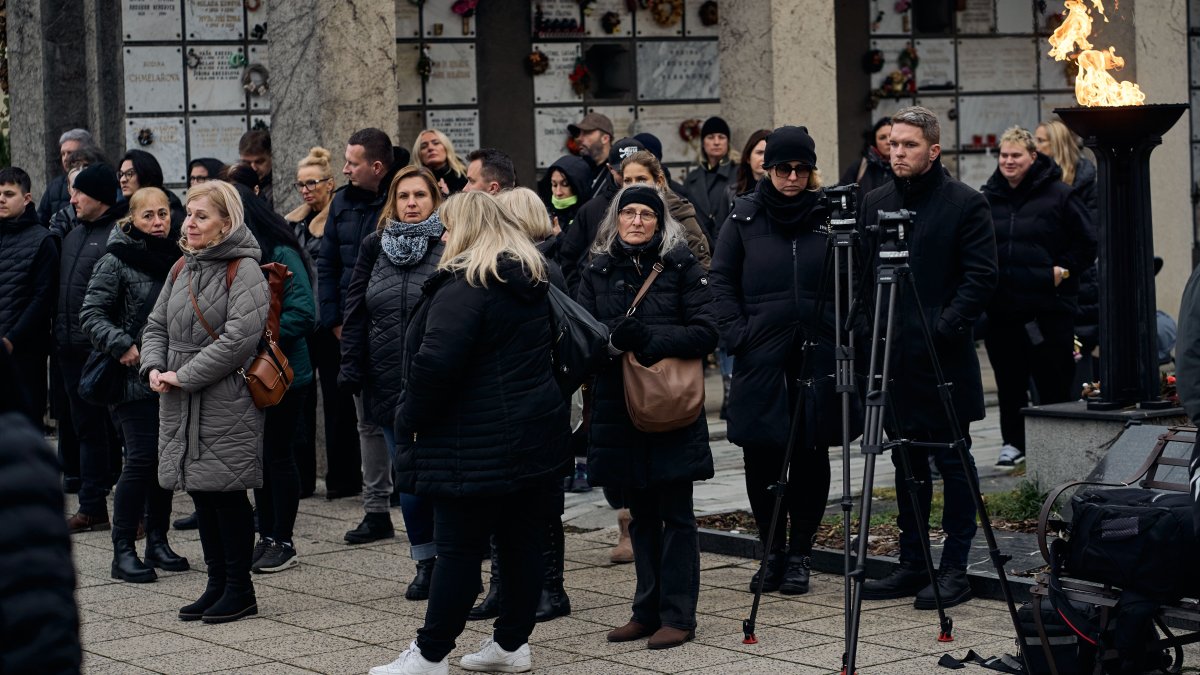 Blízcí a přátelé se rozloučili s moderátorem Patrikem Hezuckým. (12.12.2025)