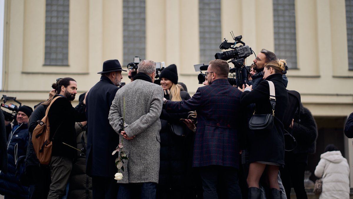 Blízcí a přátelé se rozloučili s moderátorem Patrikem Hezuckým. (12.12.2025)