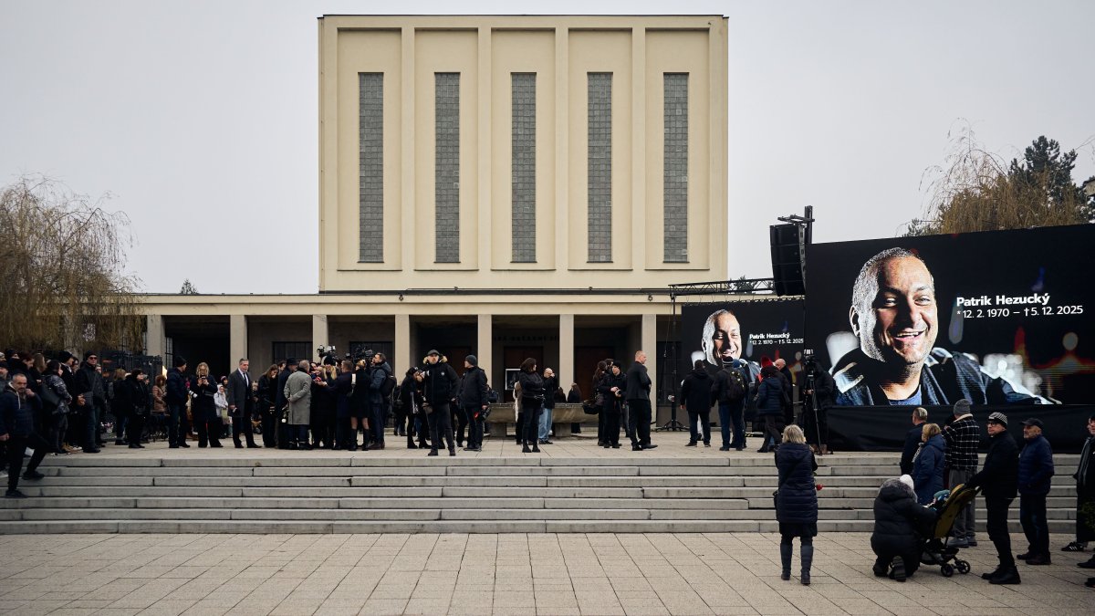 Blízcí a přátelé se rozloučili s moderátorem Patrikem Hezuckým. (12.12.2025)