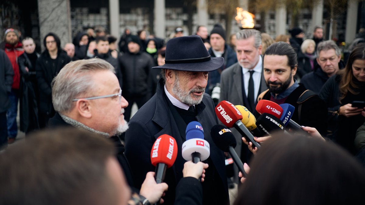 Blízcí a přátelé se rozloučili s moderátorem Patrikem Hezuckým. (12.12.2025)