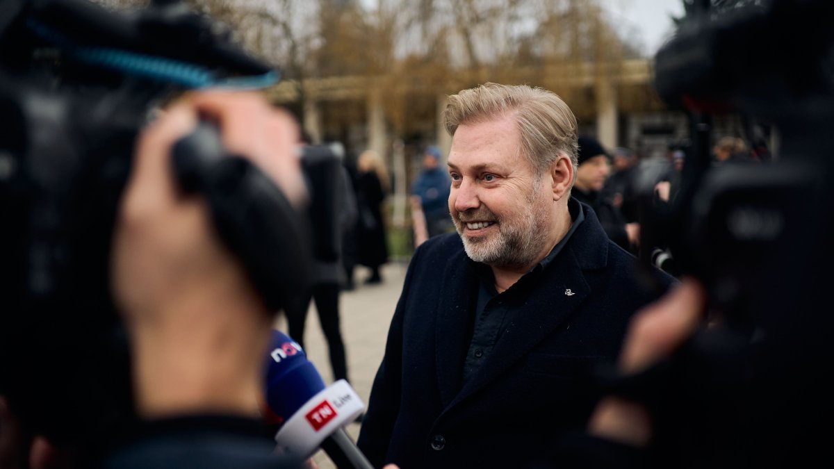 Blízcí a přátelé se rozloučili s moderátorem Patrikem Hezuckým. (12.12.2025)