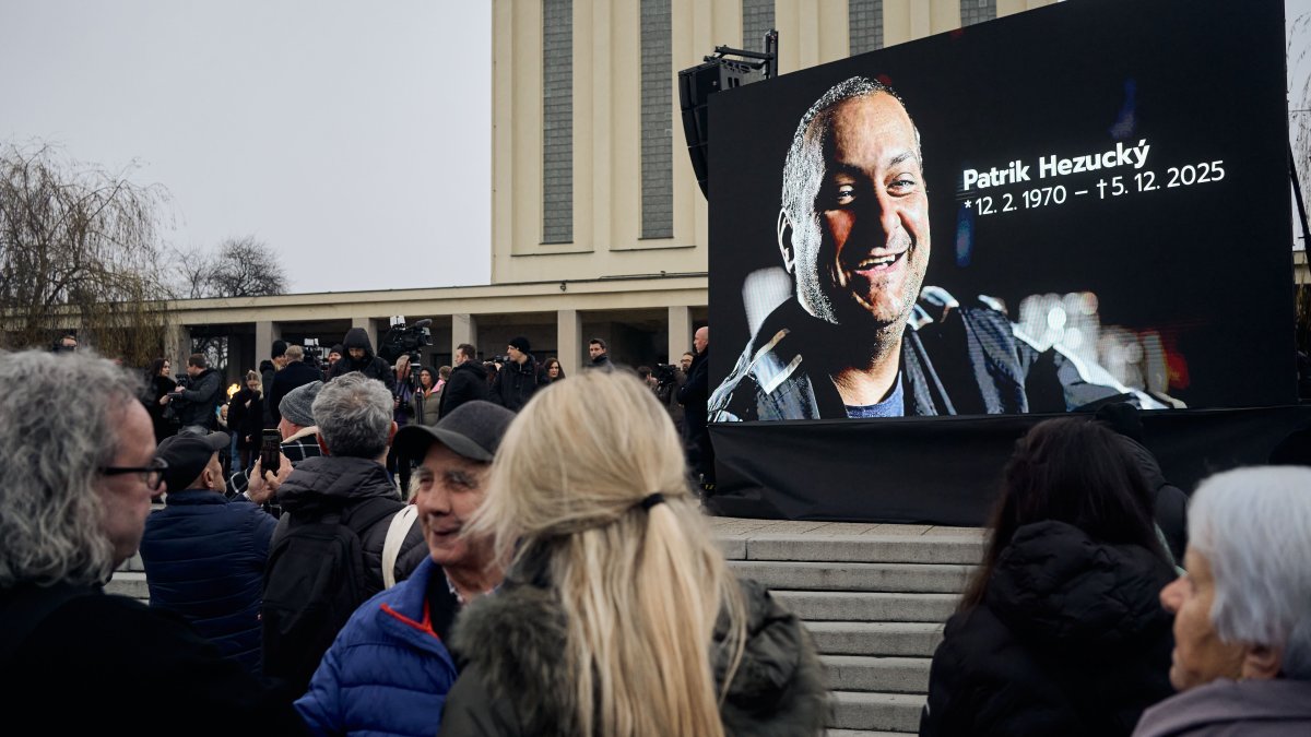Blízcí a přátelé se rozloučili s moderátorem Patrikem Hezuckým. (12.12.2025)