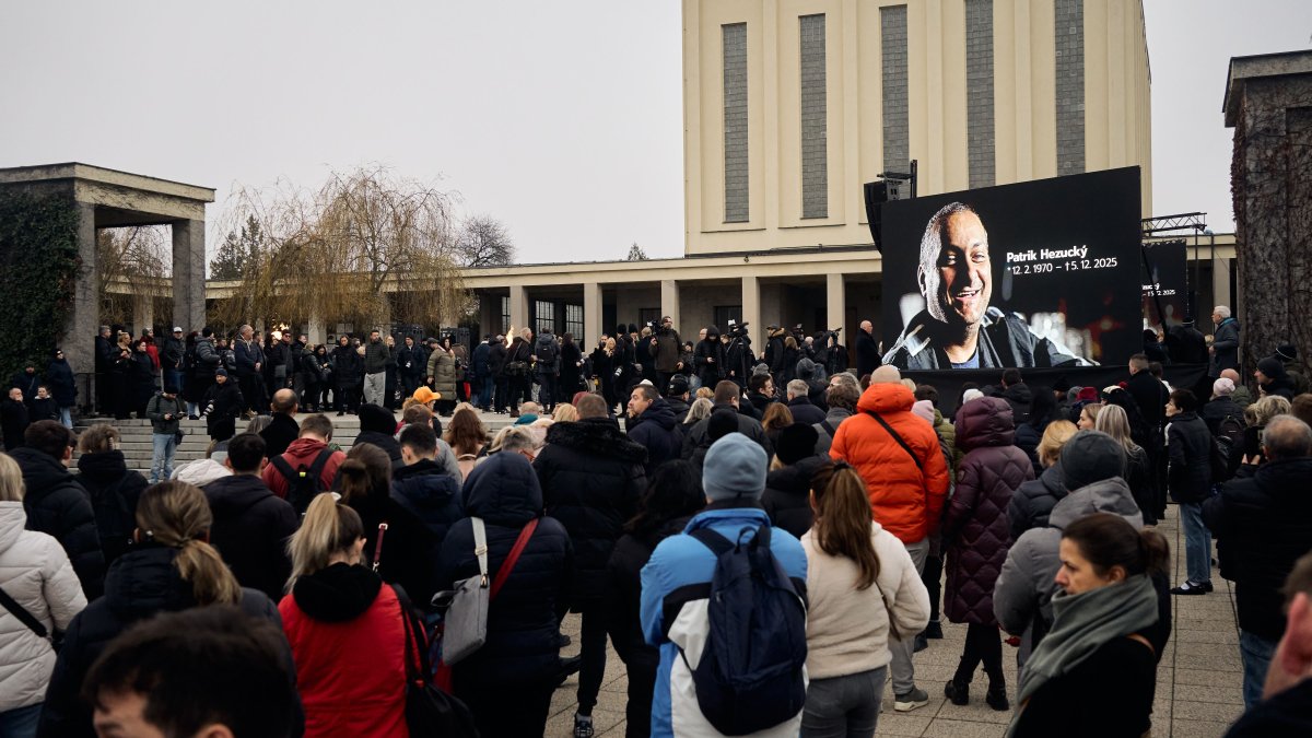 Blízcí a přátelé se rozloučili s moderátorem Patrikem Hezuckým. (12.12.2025)