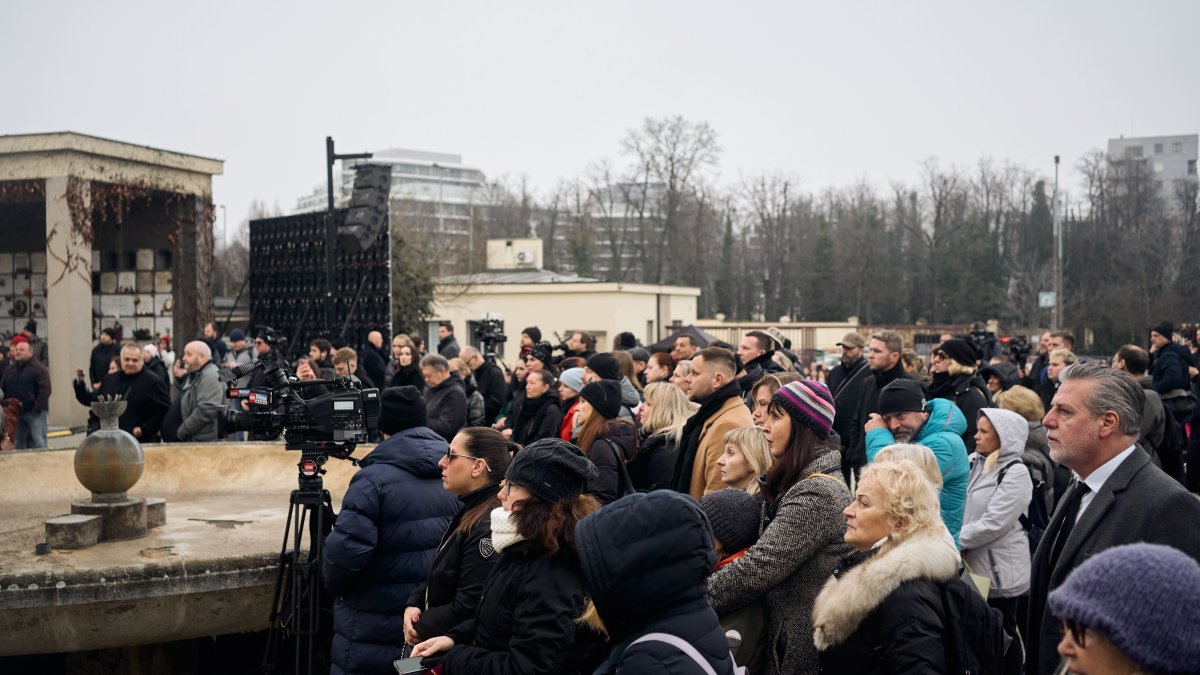 Blízcí a přátelé se rozloučili s moderátorem Patrikem Hezuckým. (12.12.2025)