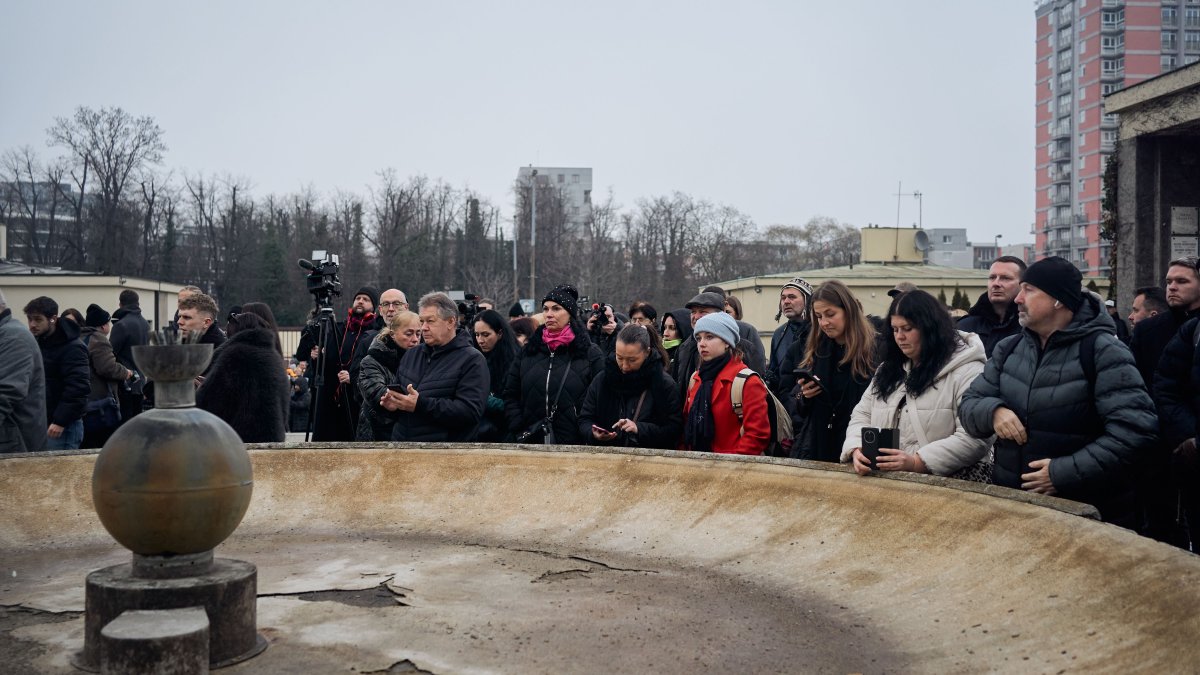 Blízcí a přátelé se rozloučili s moderátorem Patrikem Hezuckým. (12.12.2025)