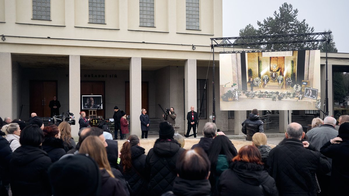 Blízcí a přátelé se rozloučili s moderátorem Patrikem Hezuckým. (12.12.2025)