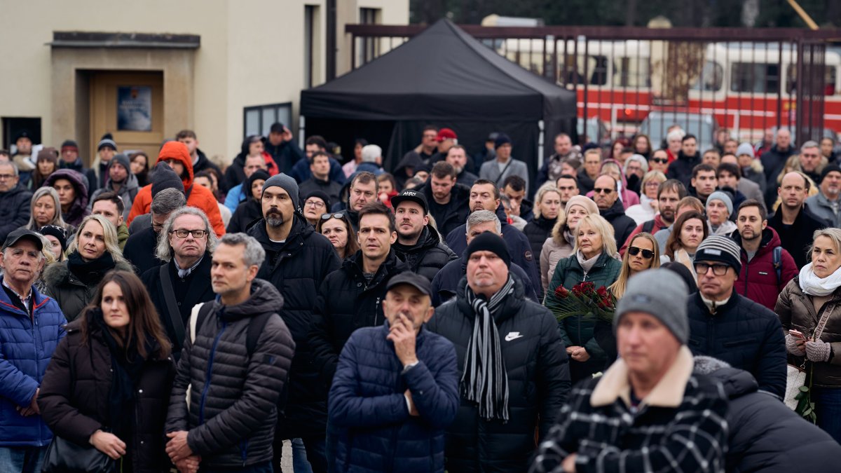 Blízcí a přátelé se rozloučili s moderátorem Patrikem Hezuckým. (12.12.2025)