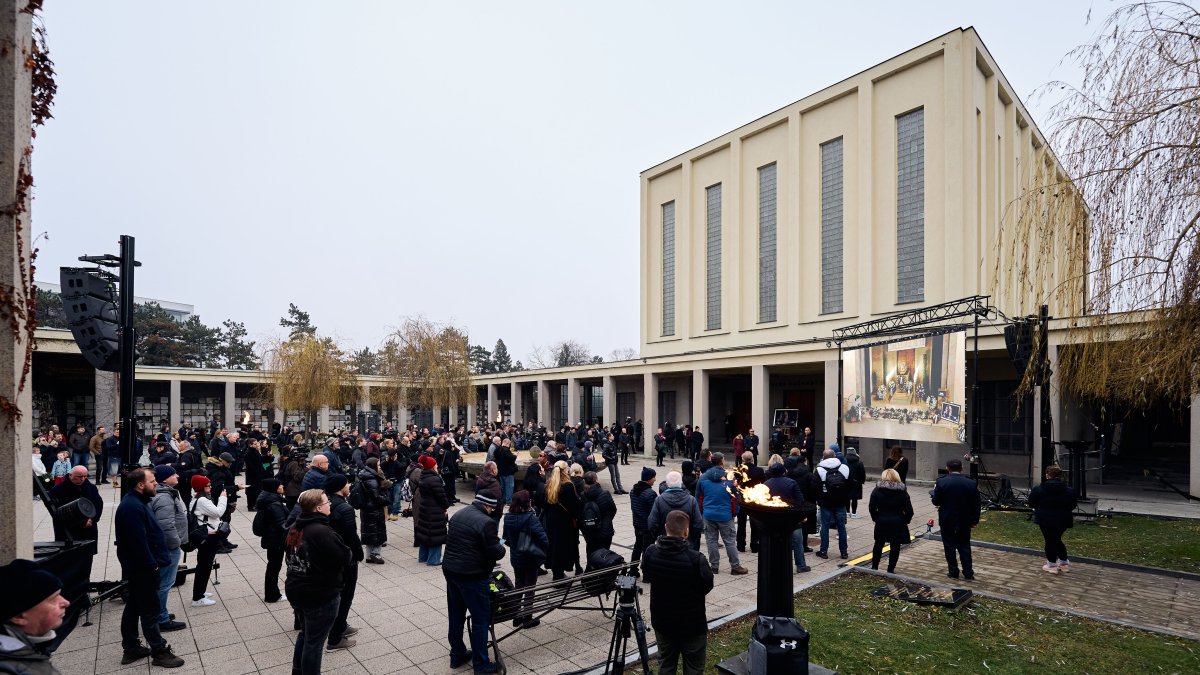 Blízcí a přátelé se rozloučili s moderátorem Patrikem Hezuckým. (12.12.2025)