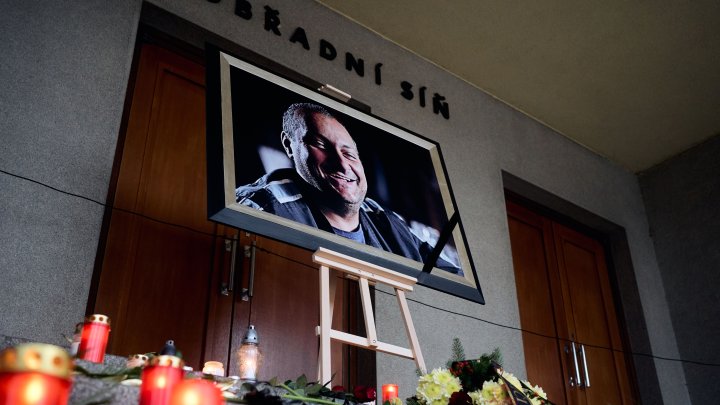 Blízcí a přátelé se rozloučili s moderátorem Patrikem Hezuckým. (12.12.2025)