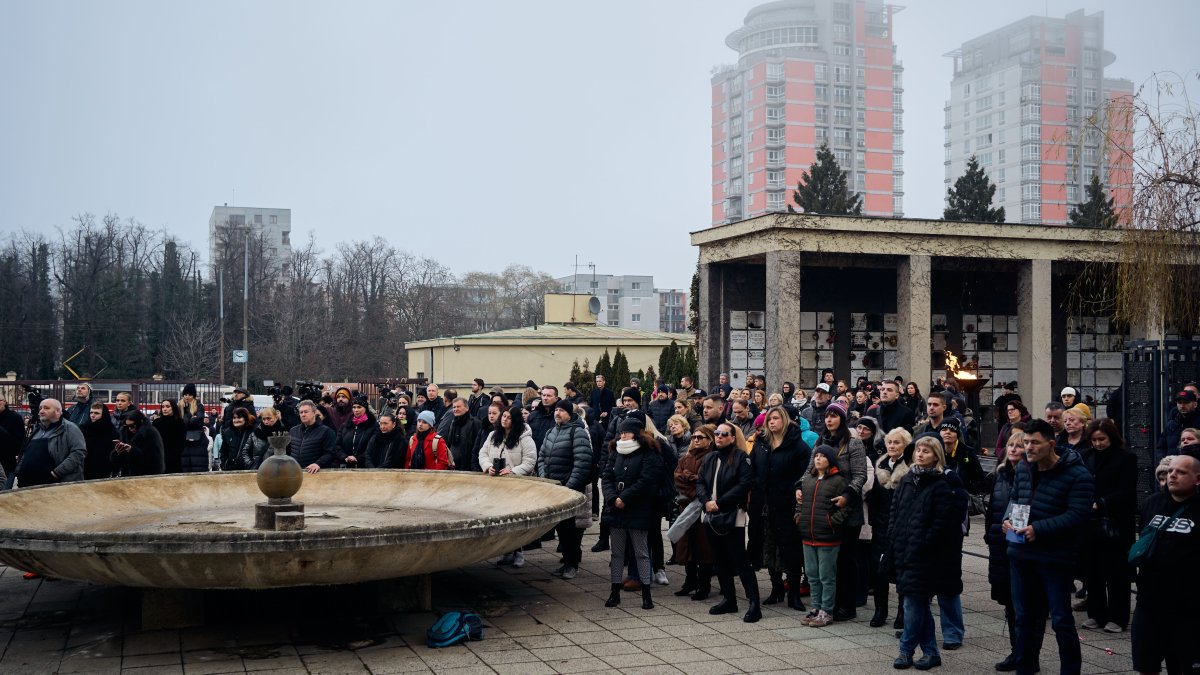 Blízcí a přátelé se rozloučili s moderátorem Patrikem Hezuckým. (12.12.2025)