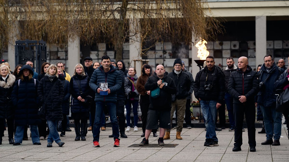 Blízcí a přátelé se rozloučili s moderátorem Patrikem Hezuckým. (12.12.2025)