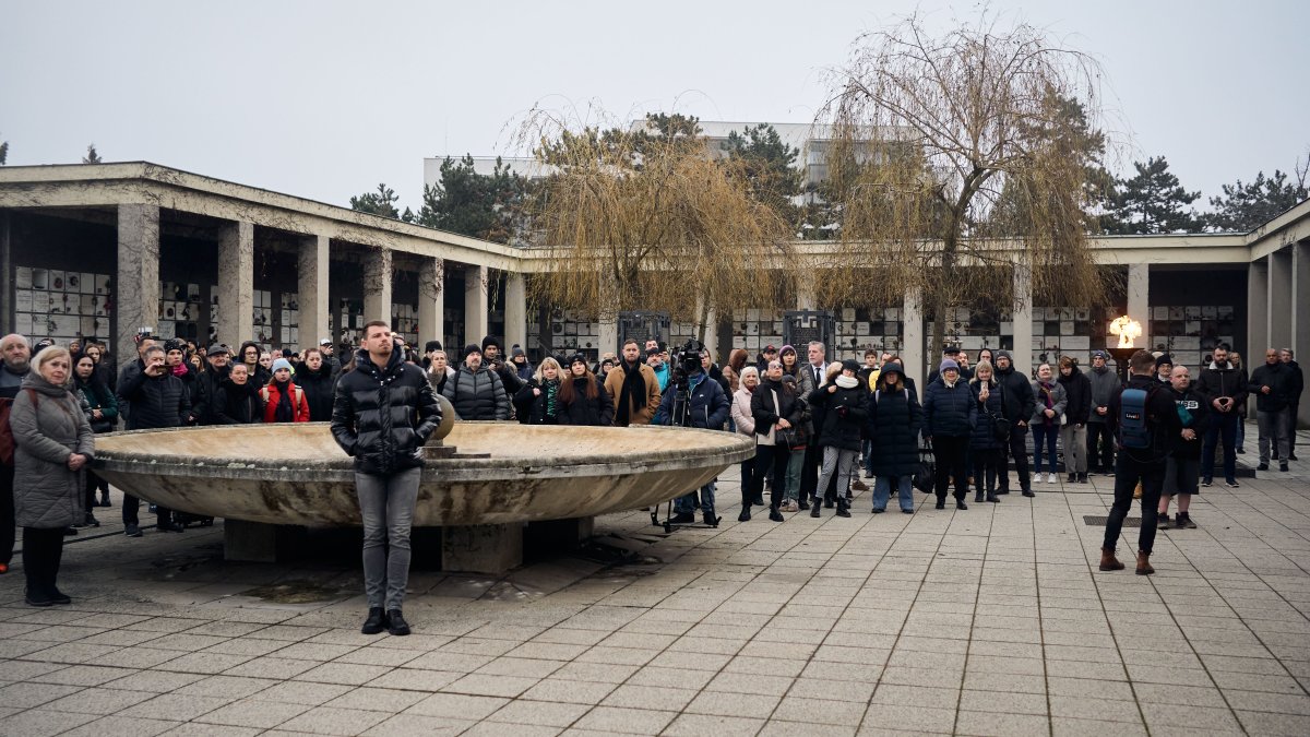 Blízcí a přátelé se rozloučili s moderátorem Patrikem Hezuckým. (12.12.2025)
