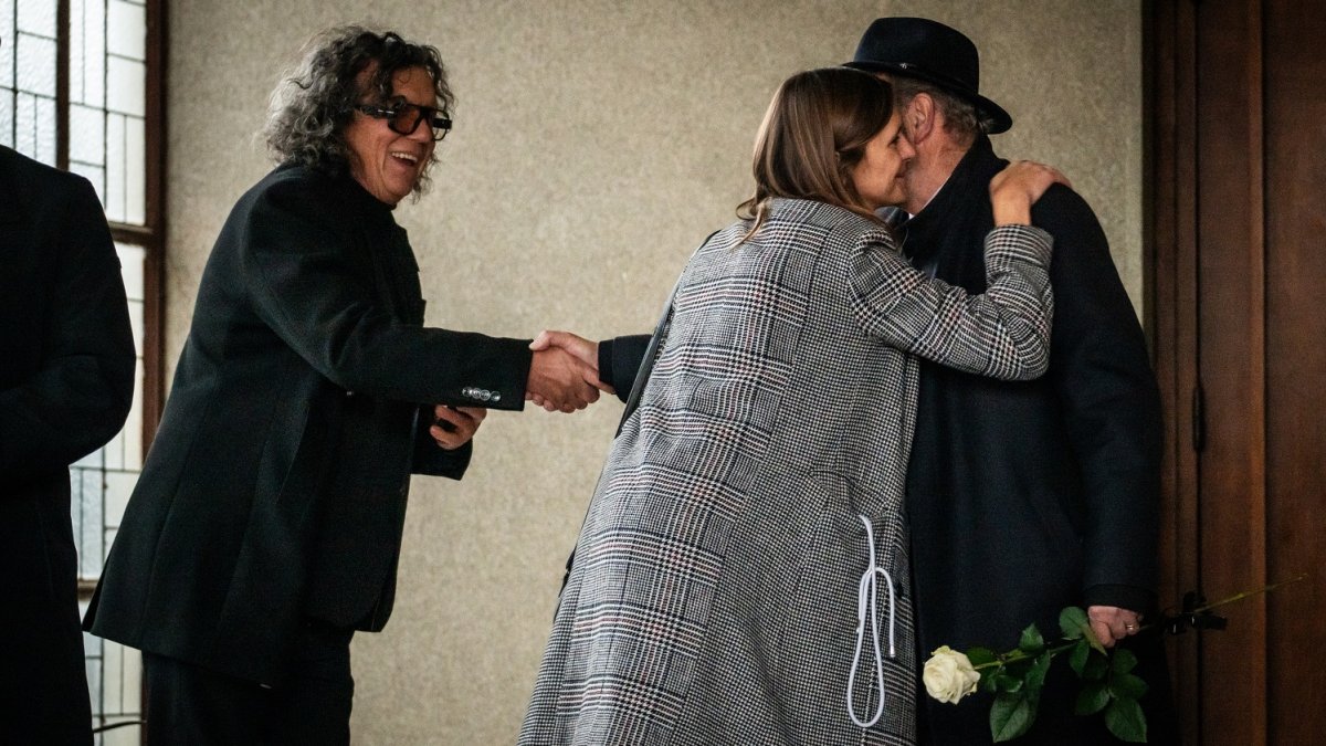 Blízcí a přátelé se rozloučili s moderátorem Patrikem Hezuckým. (12.12.2025)