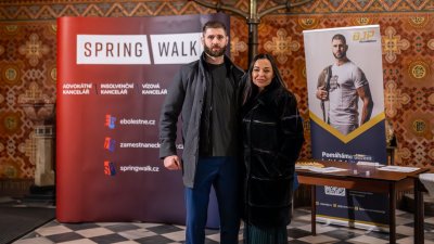 Jiří Procházka a jeho partnerka Kamila na adventním koncertu BJP Foundation.