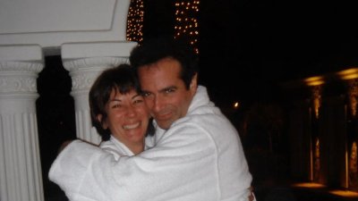 David Copperfield objímá Ghislaine Maxwellovou