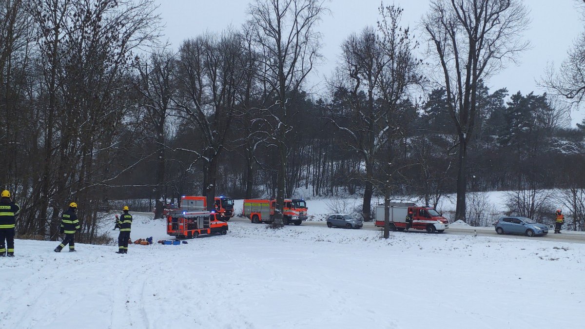 Záchranáři vyprošťují zraněného z jeskyně v Moravském krasu. (10.1.2026)