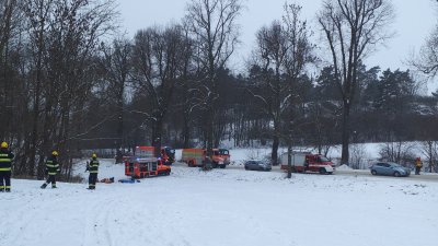 Záchranáři vyprošťují zraněného z jeskyně v Moravském krasu. (10.1.2026)