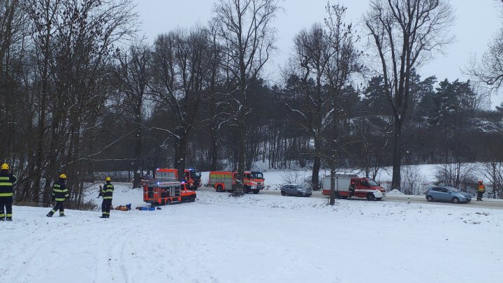 Záchranáři vyprošťují zraněného z jeskyně v Moravském krasu. (10.1.2026)