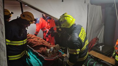 Záchranáři vyprostili zraněného muže z jeskyně. (11.1.2026)