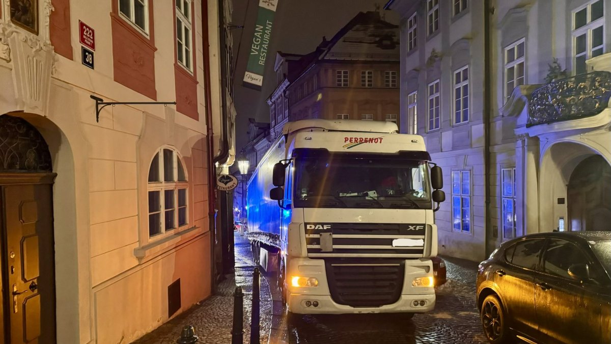 Kamion se nepochopitelně dostal do Nerudovy ulice na Malé Straně. 
