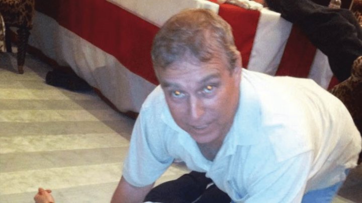 Fotografie, které zachycují Andrewa ve velmi kontroverzních pózách