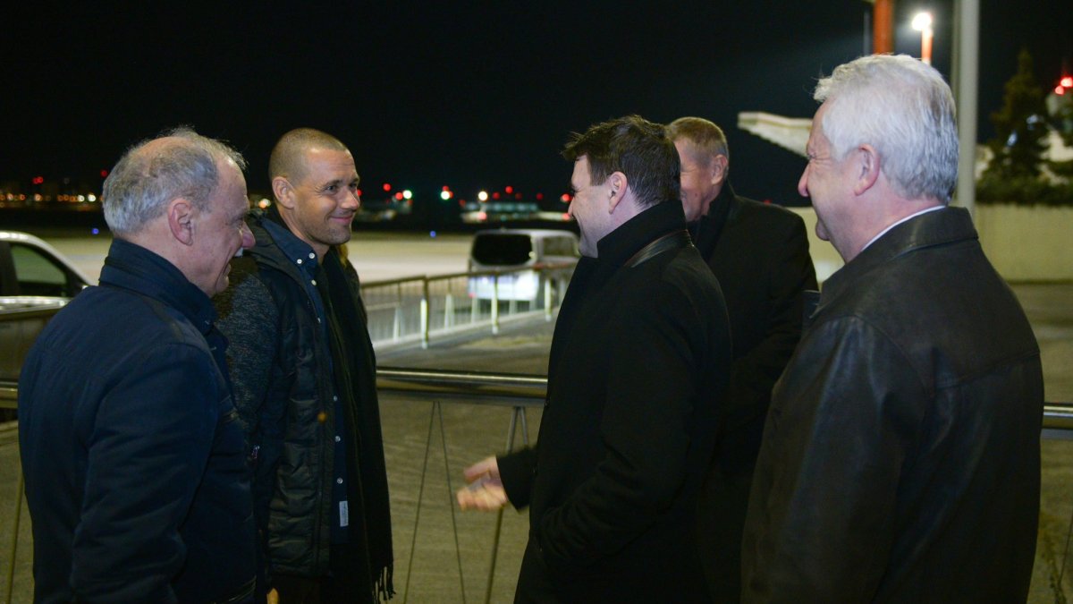 Jan Darmovzal (druhý zleva) po návratu do České republiky. 