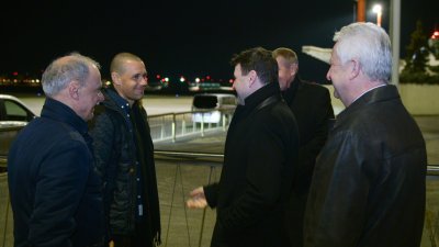 Jan Darmovzal (druhý zleva) po návratu do České republiky. 