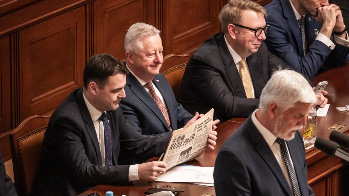 Petr Macinka si listuje v Rudém právu. 