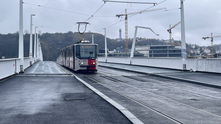 Tramvaj při zkušební jízdě na Dvoreckém mostě. 
