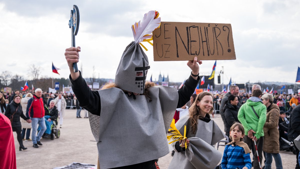 Lidé se scházejí na Letenské pláni na shromáždění Milionu chvilek pro demokracii. (21.3.2026)