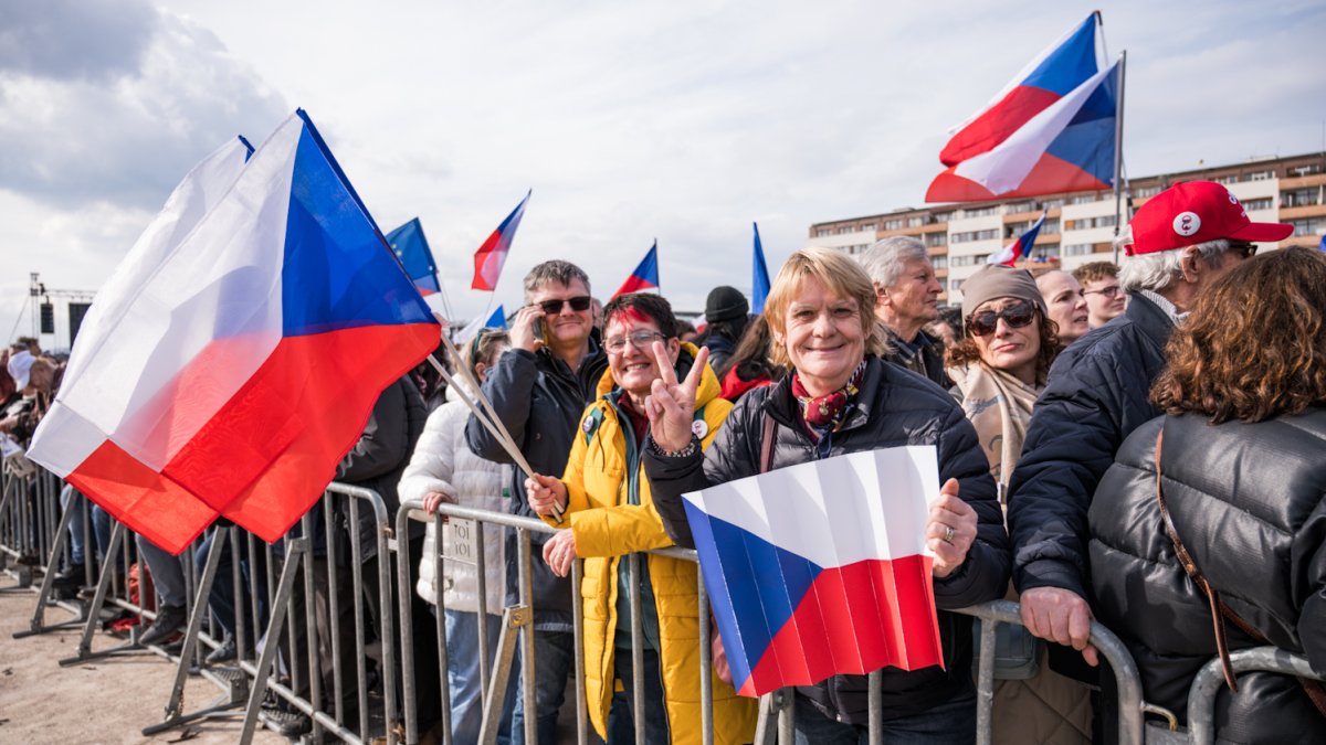 Lidé se scházejí na Letenské pláni na shromáždění Milionu chvilek pro demokracii. (21.3.2026)