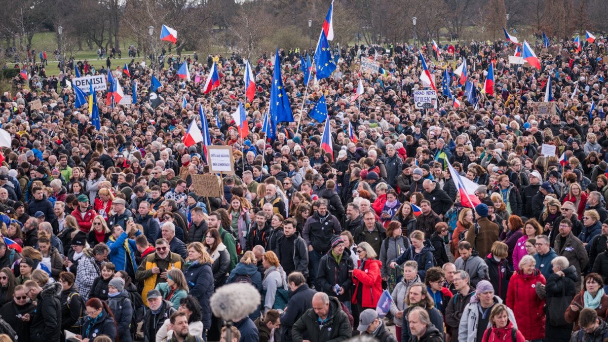 Lidé se scházejí na Letenské pláni na shromáždění Milionu chvilek pro demokracii. (21.3.2026)
