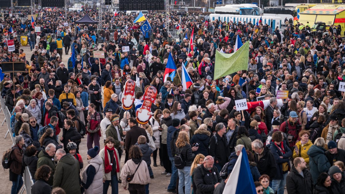 Lidé se scházejí na Letenské pláni na shromáždění Milionu chvilek pro demokracii. (21.3.2026)