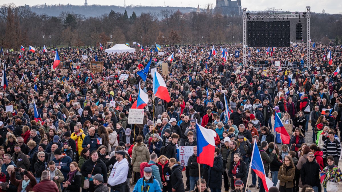 Lidé se scházejí na Letenské pláni na shromáždění Milionu chvilek pro demokracii. (21.3.2026)