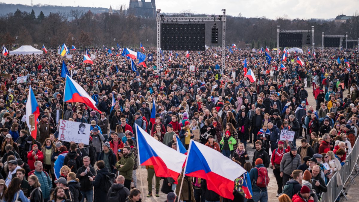 Lidé se scházejí na Letenské pláni na shromáždění Milionu chvilek pro demokracii. (21.3.2026)