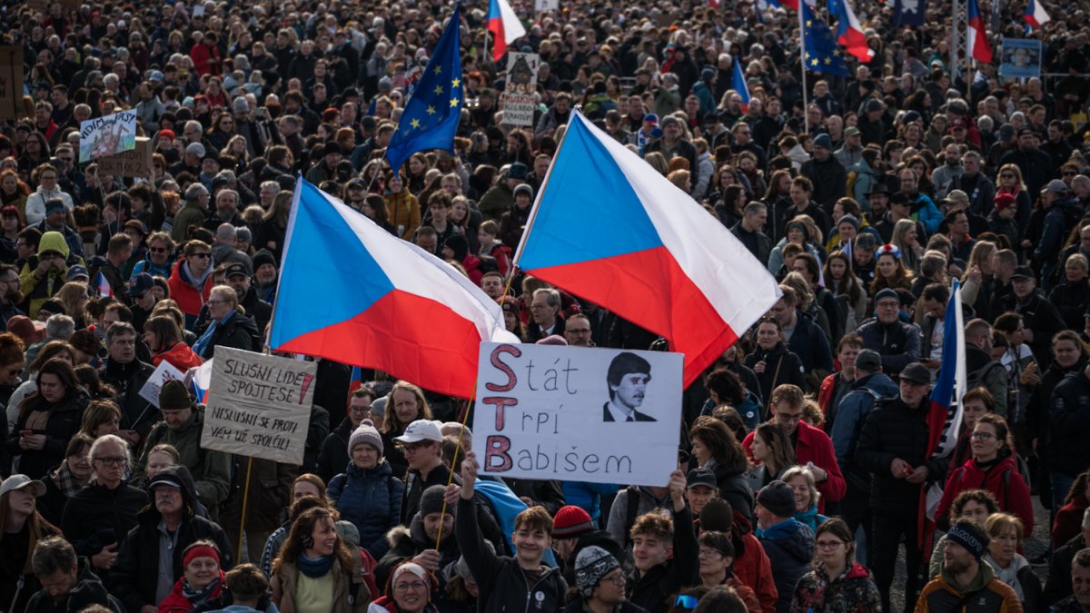 Lidé se sešli na Letenské pláni na shromáždění Milionu chvilek pro demokracii. (21.3.2026)
