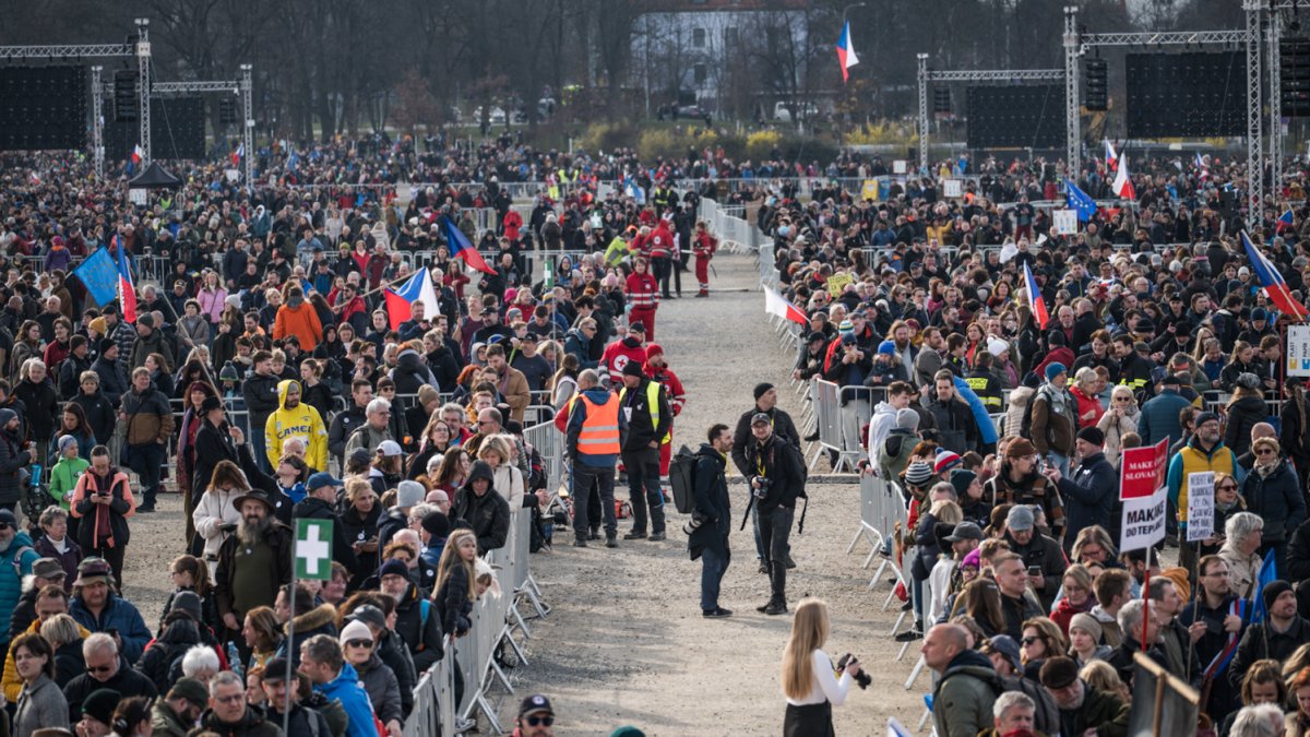 Lidé se sešli na Letenské pláni na shromáždění Milionu chvilek pro demokracii. (21.3.2026)