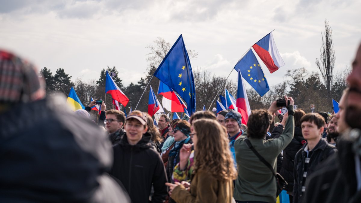 Lidé se sešli na Letenské pláni na shromáždění Milionu chvilek pro demokracii. (21.3.2026)