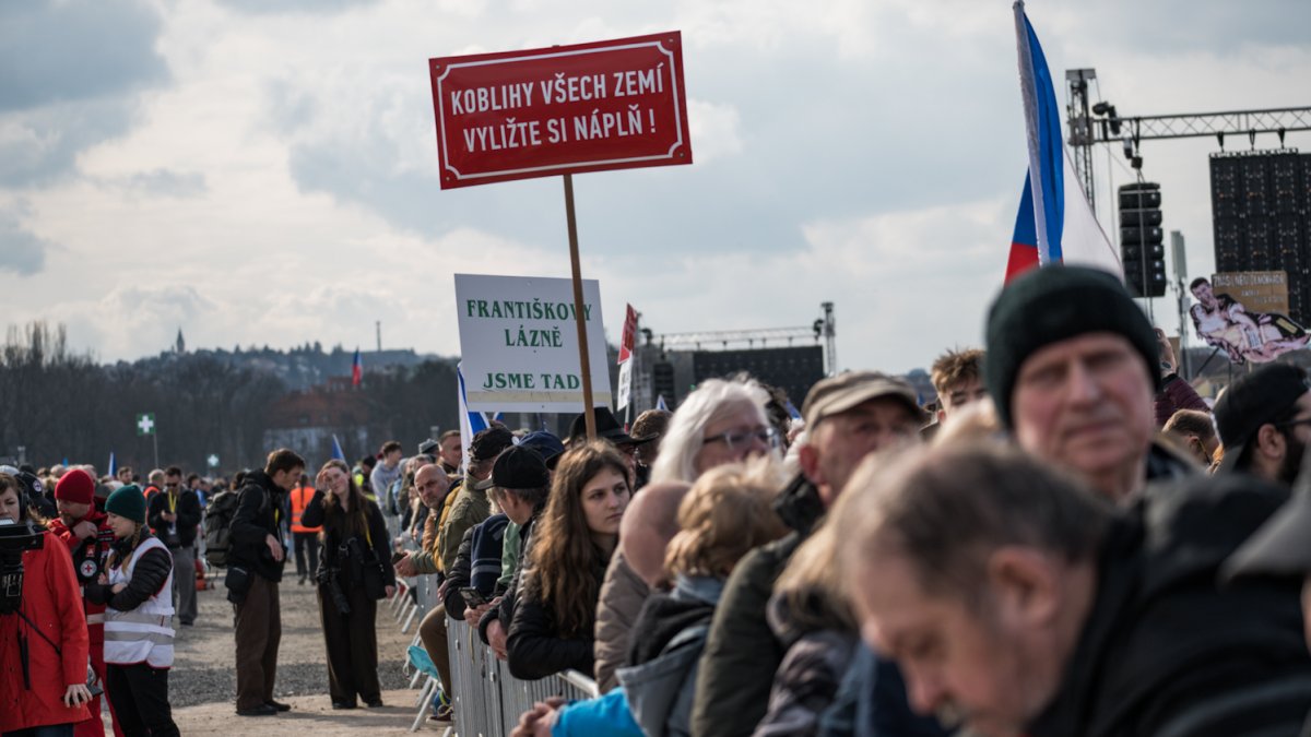 Lidé se sešli na Letenské pláni na shromáždění Milionu chvilek pro demokracii. (21.3.2026)