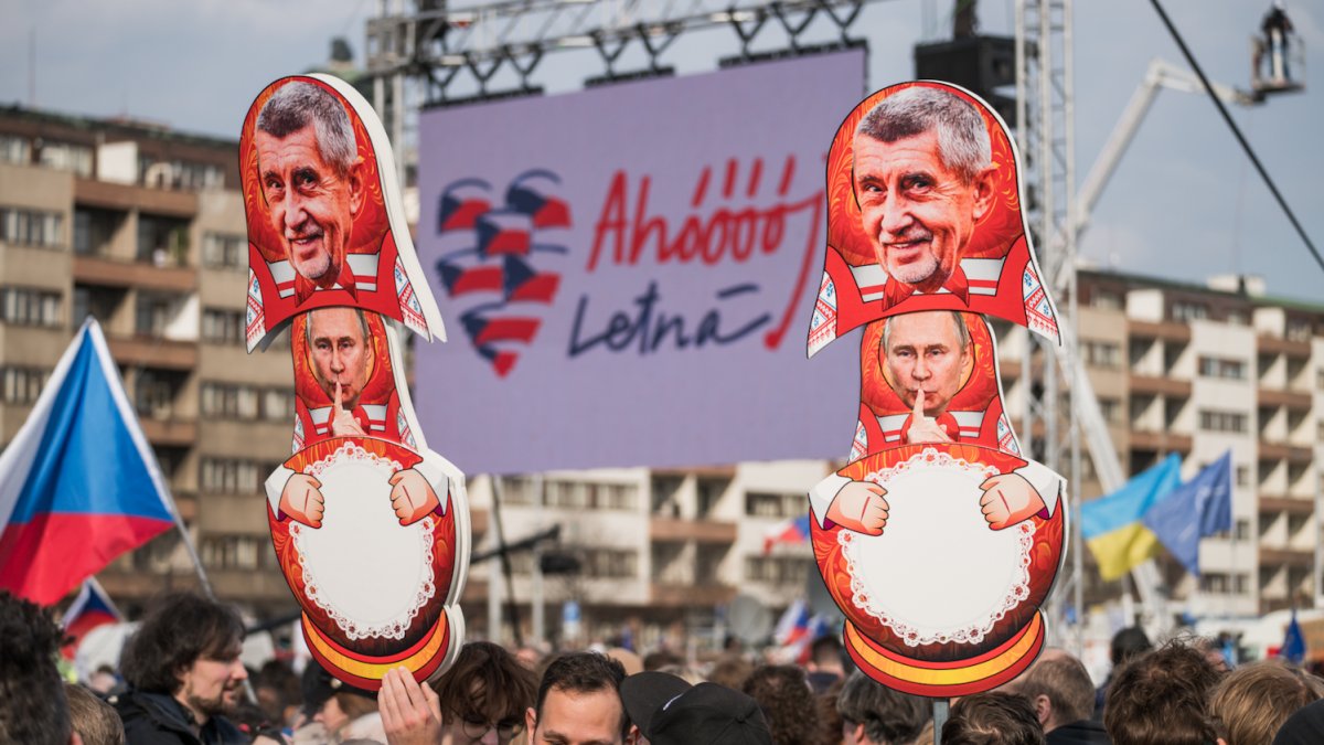 Lidé se sešli na Letenské pláni na shromáždění Milionu chvilek pro demokracii. (21.3.2026)