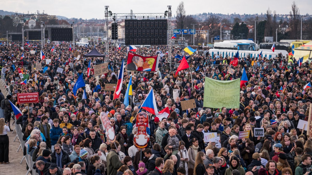 Lidé se sešli na Letenské pláni na shromáždění Milionu chvilek pro demokracii. (21.3.2026)