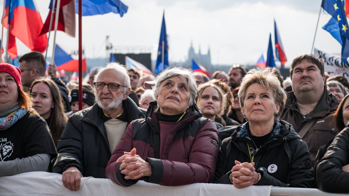 Lidé se sešli na Letenské pláni na shromáždění Milionu chvilek pro demokracii. (21.3.2026)