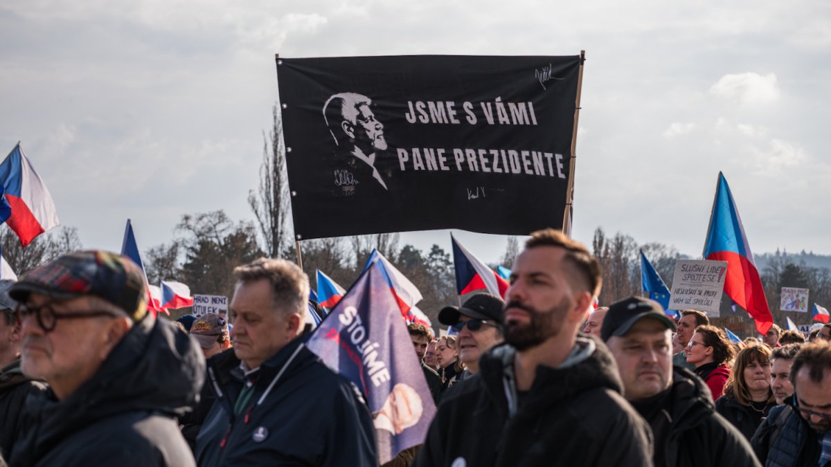 Lidé se sešli na Letenské pláni na shromáždění Milionu chvilek pro demokracii. (21.3.2026)